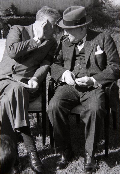 Roosevelt und Churchill im tiefen Gespräch auf der Casablanca-Konferenz, Marokko, Januar 1943 von English Photographer